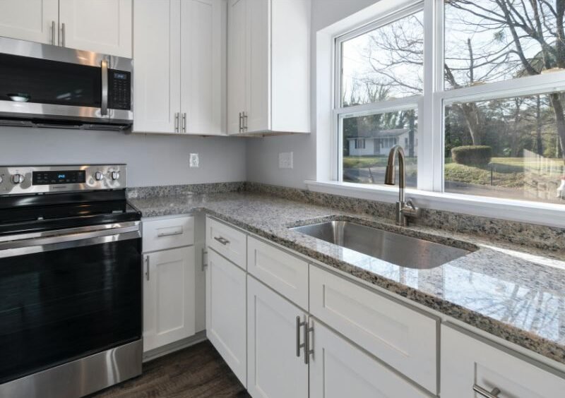 mueble bajo fregadero organizado con estantes ajustables y cestas