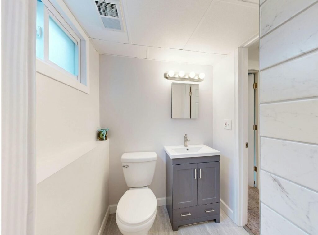 baño pequeño organizado, lavabo y encimera