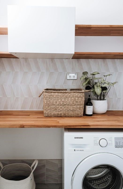 Cestas organizadoras para mantener el orden en la lavandería