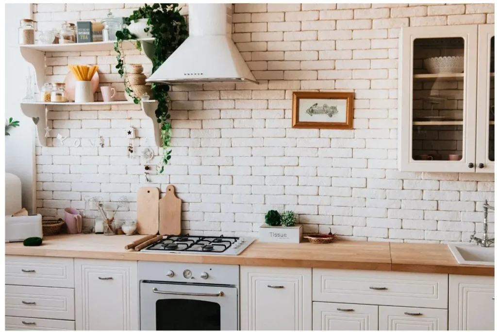 cocina organizada con ideas prácticas para aprovechar el espacio