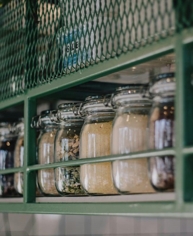 Despensa organizada con contenedores transparentes