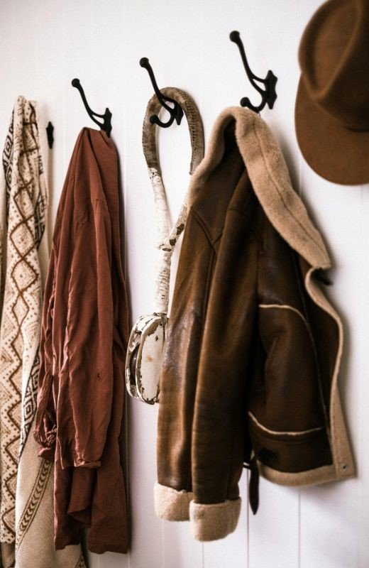 Ganchos adhesivos multiuso para organizar el hogar