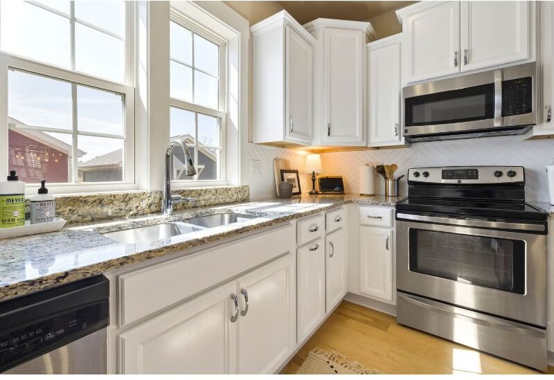 Ideas de organización de cocina con cajones y despensa ordenados