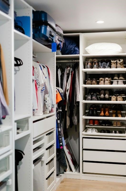 Organización de zapatos en clóset con organizador vertical