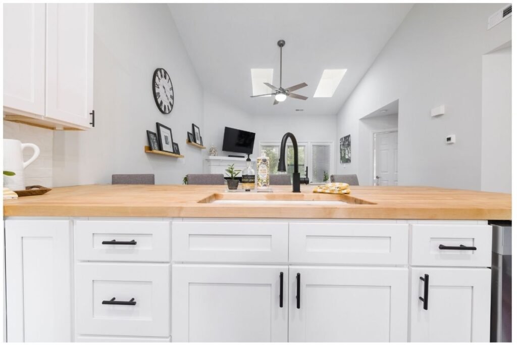 Organización debajo del fregadero mantener el orden