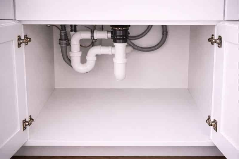 mueble debajo del fregadero vacío listo para organizar